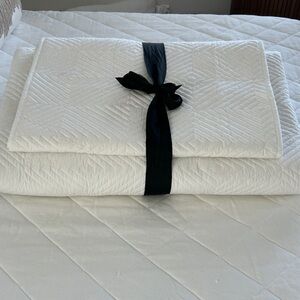 NEW ! Luxurious White Quilted Bedding Set